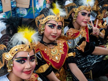 Denpasar Temmuz 2025. Denpasar Sanat Merkezi. Kalangan ratna kanda sanat merkezi. Balili Barong dansçıları (Barong, Bali mitolojisindeki yaratığa benzeyen bir aslan) geleneksel kostümleriyle 2025 Bali Sanat Festivali 'ni kutluyorlardı.