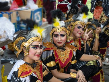 Denpasar Temmuz 2025. Denpasar Sanat Merkezi. Kalangan ratna kanda sanat merkezi. Balili Barong dansçıları (Barong, Bali mitolojisindeki yaratığa benzeyen bir aslan) geleneksel kostümleriyle 2025 Bali Sanat Festivali 'ni kutluyorlardı.