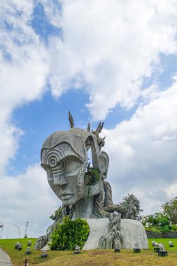Güney Afrikalı sanatçı Daniel Popper tarafından Nuanu Creative City, Ağustos 2025, Bali, Endonezya 'da yaratılan Earth Sentinels adlı kucak staues. Dünya Nöbetçileri, Nuanu 'da kök salan ilk sanat eserlerinden biriydi. Buranın ne işe yaradığının sessiz bir sembolü.