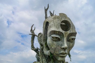 Güney Afrikalı sanatçı Daniel Popper tarafından Nuanu Creative City, Ağustos 2025, Bali, Endonezya 'da yaratılan Earth Sentinels adlı kucak staues. Dünya Nöbetçileri, Nuanu 'da kök salan ilk sanat eserlerinden biriydi. Buranın ne işe yaradığının sessiz bir sembolü.