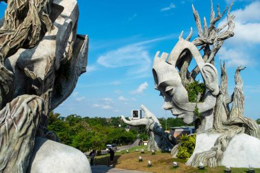 Güney Afrikalı sanatçı Daniel Popper tarafından Nuanu Creative City, Ağustos 2025, Bali, Endonezya 'da yaratılan Earth Sentinels adlı kucak staues. Dünya Nöbetçileri, Nuanu 'da kök salan ilk sanat eserlerinden biriydi. Buranın ne işe yaradığının sessiz bir sembolü.