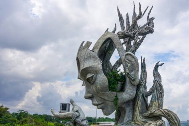 Güney Afrikalı sanatçı Daniel Popper tarafından Nuanu Creative City, Ağustos 2025, Bali, Endonezya 'da yaratılan Earth Sentinels adlı kucak staues. Dünya Nöbetçileri, Nuanu 'da kök salan ilk sanat eserlerinden biriydi. Buranın ne işe yaradığının sessiz bir sembolü.