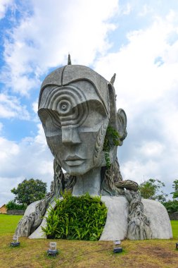 Güney Afrikalı sanatçı Daniel Popper tarafından Nuanu Creative City, Ağustos 2025, Bali, Endonezya 'da yaratılan Earth Sentinels adlı kucak staues. Dünya Nöbetçileri, Nuanu 'da kök salan ilk sanat eserlerinden biriydi. Buranın ne işe yaradığının sessiz bir sembolü.