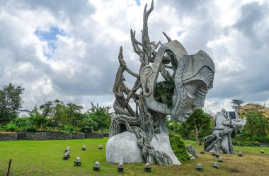Güney Afrikalı sanatçı Daniel Popper tarafından Nuanu Creative City, Ağustos 2025, Bali, Endonezya 'da yaratılan Earth Sentinels adlı kucak staues. Dünya Nöbetçileri, Nuanu 'da kök salan ilk sanat eserlerinden biriydi. Buranın ne işe yaradığının sessiz bir sembolü.