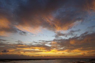 Gili Trawangan 'ın batısında gün batımı, Trawangan adası, Bali, Endonezya