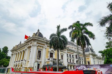 Hanoi Opera Evi, Hanoi, Vietnam, 2025. Fransız sömürge hükümeti tarafından 20. yüzyılın ilk yıllarında inşa edilmiştir. İnşaat 1901 'de başladı ve 1911' de tamamlandı. Hanoi Opera Salonu tipik bir Fransız Protokolü olarak kabul edilir.