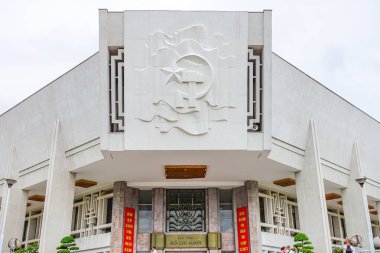 Ho Chi Minh Müzesi, Hanoi, Vietnam. Müze Vietnam Başkanı Ho Chi Minh 'e ve Vietnam' ın yabancı güçlere karşı devrimci mücadelesine adanmıştır. Müze, Başkan Ho Chi Min 'in mozolesinin mimari topluluğunun bir parçasıdır.
