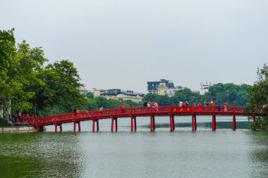 Hanoi, Vietnam 'da yağmurlu bir günde Hoan Kiem Gölü' yle Huc Köprüsü manzarası, Temmuz 2025