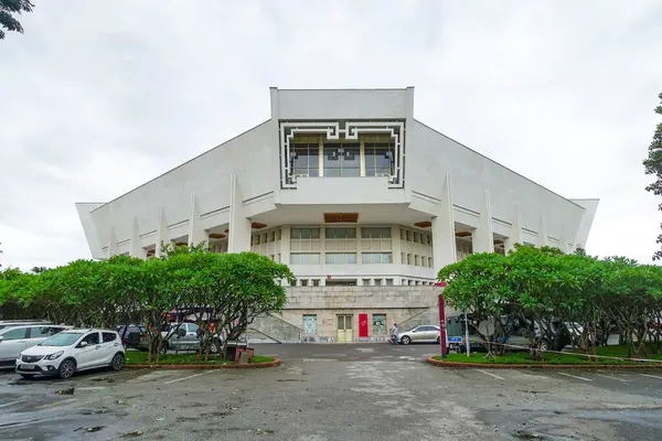 Ho Chi Minh Müzesi, Hanoi, Vietnam. Müze Vietnam Başkanı Ho Chi Minh 'e ve Vietnam' ın yabancı güçlere karşı devrimci mücadelesine adanmıştır. Müze, Başkan Ho Chi Min 'in mozolesinin mimari topluluğunun bir parçasıdır.