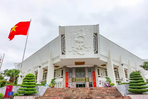 Ho Chi Minh Müzesi, Hanoi, Vietnam. Müze Vietnam Başkanı Ho Chi Minh 'e ve Vietnam' ın yabancı güçlere karşı devrimci mücadelesine adanmıştır. Müze, Başkan Ho Chi Min 'in mozolesinin mimari topluluğunun bir parçasıdır.
