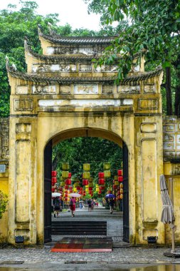 Hanoi 'de, yağmurlu bir günde, Vietnam' da İmparatorluk Kalesi. Temmuz 2025. Thang Long 'dan Doan Mon adında bir kapı 7. yüzyılda inşa edilmiş muazzam bir mimari, birçok tarihi dönemde dinamizm tarafından inşa edilmiş ve S' lerin en önemli kalıntıları haline gelmiştir.