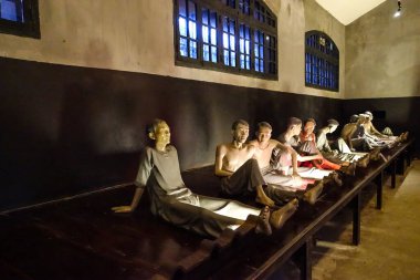 Fransız erkek mahkûmların nasıl dizginlendiğini gösteren heykeller. Hoa Lo Hapishanesi, nam-ı diğer Hanoi Hilton ABD-Vietnam Savaşı sırasında. Fransızlar tarafından hapsedilenler için Azim ve Ebedi Zafer Anıtı. Temmuz 2025.