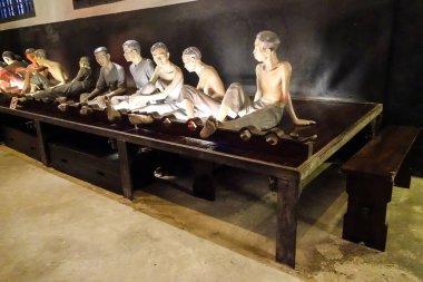 Fransız erkek mahkûmların nasıl dizginlendiğini gösteren heykeller. Hoa Lo Hapishanesi, nam-ı diğer Hanoi Hilton ABD-Vietnam Savaşı sırasında. Fransızlar tarafından hapsedilenler için Azim ve Ebedi Zafer Anıtı. Temmuz 2025.