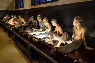 Fransız erkek mahkûmların nasıl dizginlendiğini gösteren heykeller. Hoa Lo Hapishanesi, nam-ı diğer Hanoi Hilton ABD-Vietnam Savaşı sırasında. Fransızlar tarafından hapsedilenler için Azim ve Ebedi Zafer Anıtı. Temmuz 2025.