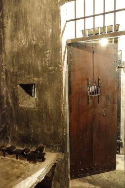 ABD-Vietnam Savaşı sırasında Hanoi Hilton olarak da bilinen Hoa Lo Cezaevi 'nin bir hücresinin kapısında gözetleme deliği var. Fransızlar tarafından hapsedilenler için Azim ve Ebedi Zafer Anıtı. Temmuz 2025.                              
