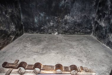 Hoa Lo Cezaevi 'nde demir titreme, nam-ı diğer Hanoi Hilton ABD-Vietnam Savaşı sırasında. Fransızlar tarafından hapsedilenler için Azim ve Ebedi Zafer Anıtı. Temmuz 2025.