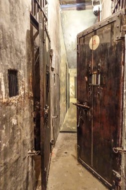 ABD-Vietnam Savaşı sırasında Hanoi Hilton olarak da bilinen Hoa Lo Cezaevi 'nin bir hücresinin kapısında gözetleme deliği var. Fransızlar tarafından hapsedilenler için Azim ve Ebedi Zafer Anıtı. Temmuz 2025.