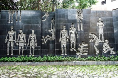 Hoa Lo Cezaevi 'nde Vietnamlı mahkumların rahatlatılması, nam-ı diğer Hanoi Hilton ABD-Vietnam Savaşı sırasında. Fransızlar tarafından hapsedilenler için Azim ve Ebedi Zafer Anıtı. Temmuz 2025.