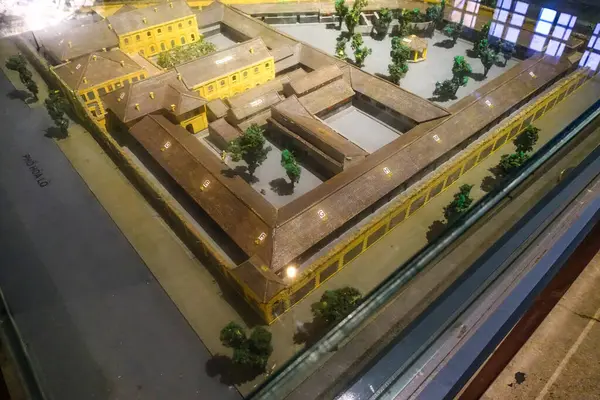 Maison Centrale 'in ölçekli modeli, Hanoi, Vietnam. Hoa Lo Hapishanesi, nam-ı diğer Hanoi Hilton ABD-Vietnam Savaşı sırasında. Fransızlar tarafından hapsedilenler için Azim ve Ebedi Zafer Anıtı. Temmuz 2025.