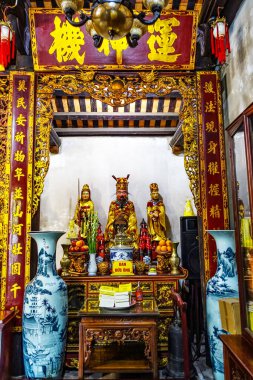 One Pillar Pagoda ya da Chua Mot Cot sunağı, Temmuz 2025 'te Vietnam' ın Hanoi şehrinde bulunan tarihi bir Budist tapınağıdır. Van Linh 'in Dört Sarayı veya Dört Sarayı Vietnamlı Ana Tanrıça' ya tapınma kavramı.