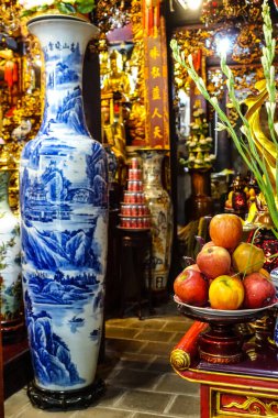 One Pillar Pagona 'daki Budist tanrılara sunulan taze meyve ve taze çiçekler Hanoi, Vietnam' da tarihi bir Budist tapınağıdır. 