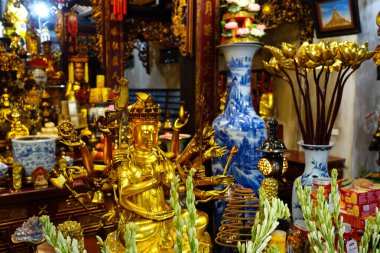 One Pillar Pagona 'daki Budist tanrılara sunulan taze meyve ve taze çiçekler Hanoi, Vietnam' da tarihi bir Budist tapınağıdır. 