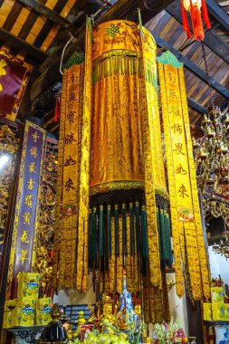 One Pillar Pagoda ya da Chua Mot Cot sunağı, Temmuz 2025 'te Vietnam' ın Hanoi şehrinde bulunan tarihi bir Budist tapınağıdır. Van Linh 'in Dört Sarayı veya Dört Sarayı Vietnamlı Ana Tanrıça' ya tapınma kavramı.