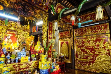 One Pillar Pagoda ya da Chua Mot Cot sunağı, Temmuz 2025 'te Vietnam' ın Hanoi şehrinde bulunan tarihi bir Budist tapınağıdır. Van Linh 'in Dört Sarayı veya Dört Sarayı Vietnamlı Ana Tanrıça' ya tapınma kavramı.