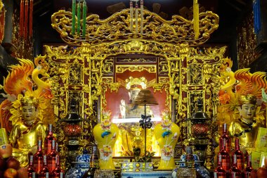 One Pillar Pagoda ya da Chua Mot Cot sunağı, Temmuz 2025 'te Vietnam' ın Hanoi şehrinde bulunan tarihi bir Budist tapınağıdır. Van Linh 'in Dört Sarayı veya Dört Sarayı Vietnamlı Ana Tanrıça' ya tapınma kavramı.     