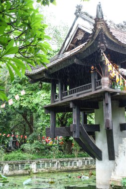 One Pillar Pagoda veya Chua Mot Cot 'da yağmurlu bir gün Hanoi, Vietnam' da tarihi bir Budist tapınağıdır. 