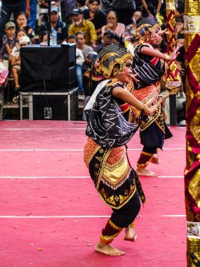 Denpasar Temmuz 2025. Denpasar Sanat Merkezi. Kalangan ratna kanda sanat merkezi. Balili Barong dansçıları (Barong, Bali mitolojisindeki yaratığa benzeyen bir aslan) geleneksel kostümleriyle 2025 Bali Sanat Festivali 'ni kutluyorlardı.