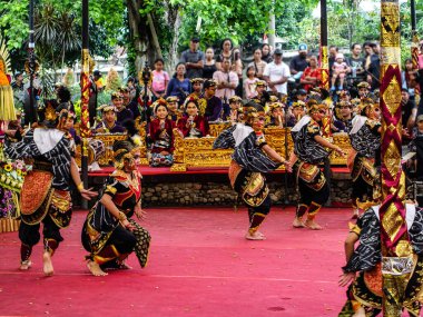 Denpasar Temmuz 2025. Denpasar Sanat Merkezi. Kalangan ratna kanda sanat merkezi. Balili Barong dansçıları (Barong, Bali mitolojisindeki yaratığa benzeyen bir aslan) geleneksel kostümleriyle 2025 Bali Sanat Festivali 'ni kutluyorlardı.