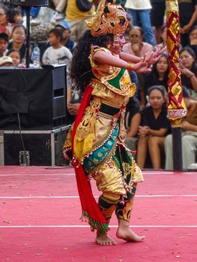 Denpasar Temmuz 2025. Denpasar Sanat Merkezi. Kalangan ratna kanda sanat merkezi. Balili Barong dansçıları (Barong, Bali mitolojisindeki yaratığa benzeyen bir aslan) geleneksel kostümleriyle 2025 Bali Sanat Festivali 'ni kutluyorlardı.