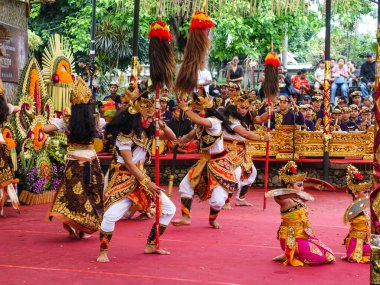 Denpasar Temmuz 2025. Denpasar Sanat Merkezi. Kalangan ratna kanda sanat merkezi. Balili Barong dansçıları (Barong, Bali mitolojisindeki yaratığa benzeyen bir aslan) geleneksel kostümleriyle 2025 Bali Sanat Festivali 'ni kutluyorlardı.