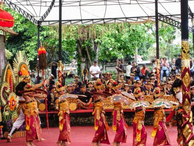 Denpasar Temmuz 2025. Denpasar Sanat Merkezi. Kalangan ratna kanda sanat merkezi. Balili Barong dansçıları (Barong, Bali mitolojisindeki yaratığa benzeyen bir aslan) geleneksel kostümleriyle 2025 Bali Sanat Festivali 'ni kutluyorlardı.
