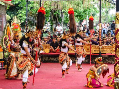 Denpasar Temmuz 2025. Denpasar Sanat Merkezi. Kalangan ratna kanda sanat merkezi. Balili Barong dansçıları (Barong, Bali mitolojisindeki yaratığa benzeyen bir aslan) geleneksel kostümleriyle 2025 Bali Sanat Festivali 'ni kutluyorlardı.