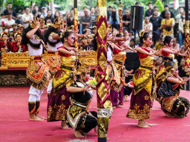 Denpasar Temmuz 2025. Denpasar Sanat Merkezi. Kalangan ratna kanda sanat merkezi. Balili Barong dansçıları (Barong, Bali mitolojisindeki yaratığa benzeyen bir aslan) geleneksel kostümleriyle 2025 Bali Sanat Festivali 'ni kutluyorlardı.