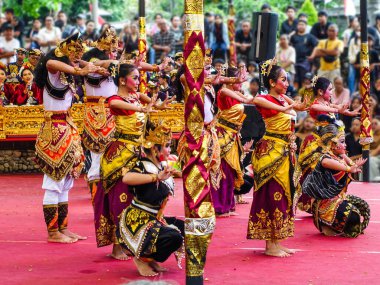 Denpasar Temmuz 2025. Denpasar Sanat Merkezi. Kalangan ratna kanda sanat merkezi. Balili Barong dansçıları (Barong, Bali mitolojisindeki yaratığa benzeyen bir aslan) geleneksel kostümleriyle 2025 Bali Sanat Festivali 'ni kutluyorlardı.