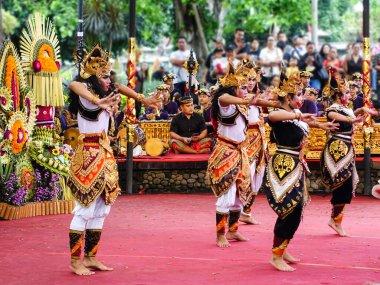 Denpasar Temmuz 2025. Denpasar Sanat Merkezi. Kalangan ratna kanda sanat merkezi. Balili Barong dansçıları (Barong, Bali mitolojisindeki yaratığa benzeyen bir aslan) geleneksel kostümleriyle 2025 Bali Sanat Festivali 'ni kutluyorlardı.