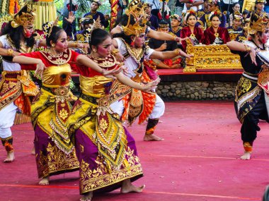 Denpasar Temmuz 2025. Denpasar Sanat Merkezi. Kalangan ratna kanda sanat merkezi. Balili Barong dansçıları (Barong, Bali mitolojisindeki yaratığa benzeyen bir aslan) geleneksel kostümleriyle 2025 Bali Sanat Festivali 'ni kutluyorlardı.