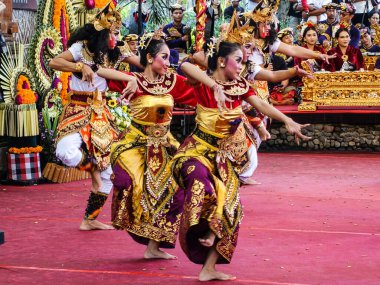 Denpasar Temmuz 2025. Denpasar Sanat Merkezi. Kalangan ratna kanda sanat merkezi. Balili Barong dansçıları (Barong, Bali mitolojisindeki yaratığa benzeyen bir aslan) geleneksel kostümleriyle 2025 Bali Sanat Festivali 'ni kutluyorlardı.