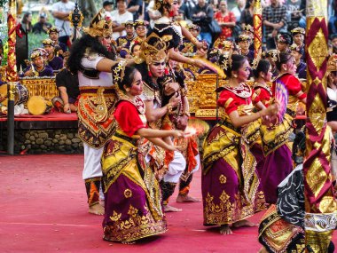 Denpasar Temmuz 2025. Denpasar Sanat Merkezi. Kalangan ratna kanda sanat merkezi. Balili Barong dansçıları (Barong, Bali mitolojisindeki yaratığa benzeyen bir aslan) geleneksel kostümleriyle 2025 Bali Sanat Festivali 'ni kutluyorlardı.
