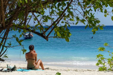 Bikinili güzel bir kız Gili Meno, Endonezya sahilinde bronzlaşıyor, Ağustos 2025. 