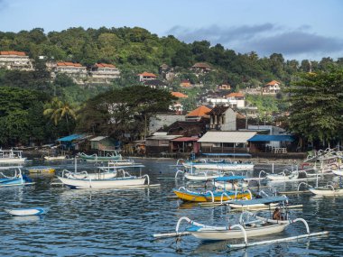 Yağmurlu bir günde denizden Padang Bai 'ye bakın. Padang, Bali 'nin güneydoğusunda küçük bir köydür, Padang Bai Lombok veya Gili Adaları' na ulaşmak için ana limandır. Bali, Endonezya, Ağustos 2025