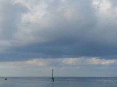 Padang Bai 'ye yağmur bulutları yağıyor. Padang, Bali 'nin güneydoğusunda küçük bir köydür, Padang Bai Lombok veya Gili Adaları' na ulaşmak için ana limandır. Bali, Endonezya, Ağustos 2025