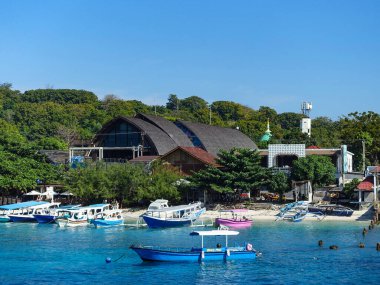 Gili Trawangan Liman Terminaline yaklaşan feribot görüntüsü, Gili Trawangan, Lombok, Endonezya, Temmuz 2025