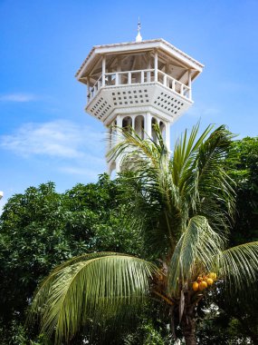  Gili Trawangan 'daki Mescid Agung Baiturrahman Camii, yerel Müslüman cemaati ve ziyaretçiler için ruhani ve kültürel bir merkez olarak hizmet veren tanınmış bir musjid. Gili Trawangan, Lombok, Endonezya, Temmuz 2025