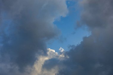 Şiddetli bir yağmurlu günde fırtına potansiyeline sahip kalın bulutlar. Bali, Endonezya, Temmuz 2025  