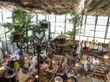 Endonezya 'nın Bali Adası' ndaki ünlü Canngu Marketi 'nde 2025 Ağustos' ta hediyelik eşya ve el sanatları satan tipik bir hediyelik eşya dükkanının tepesinden görüntü
