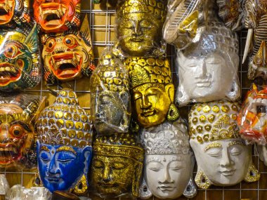 Geleneksel el işi kuklaları, 2025 Ağustos 'unda Endonezya, Bali Adası' nda hediyelik eşya perakendeciliği maskesini takıyor.                               